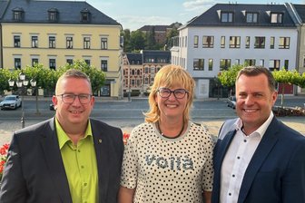 Geld soll im Vogtland bleiben: Bürgerstiftungen nehmen Fahrt auf - Gemeinsam für Oelsnitz: Apothekerin und Stiftungsrats-Chefin Constanze Süßdorf-Schönstein, OB Mario Horn (links) und Kai Lederer (Sparkasse Vogtland) setzen auf die Bürgerstiftung.