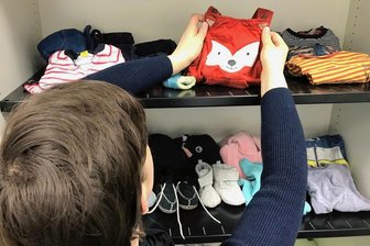 Geld sparen: Kleider-Tauschschrank für Zwickauer Arcaden gewünscht - Zu schade zum Wegwerfen: In einem öffentlichen Schrank, wie eine Zwickauerin ihn sich vorstellt, könnten Eltern Kinderkleider tauschen. 