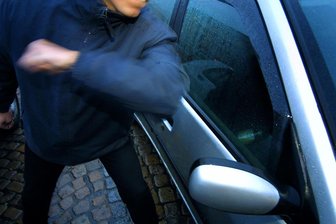 Geld und Rucksack weg: Wie eine junge Frau in Plauen ausgeraubt wurde - Auto-Knacker waren in Plauen am Werk. Innerhalb von fünf Minuten wurde ein BYD ausgeräumt. Symbolfoto.