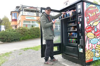 Geld verdienen mit Snacks? Wie ein Freiberger dafür TikTok nutzt - Sebastian Breng hat an der Karl-Kegel-Straße in Freiberg einen Snackautomaten aufgestellt. Schüler kaufen dort nach der Schule gerne ein.
