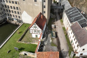 Geld vom Freistaat für KZ-Gedenkstätte Sachsenburg: Skeptische Reaktionen - Hinten die Zwirnerei, rechts die Kommandantur, in der die Dauerschau entstehen soll.