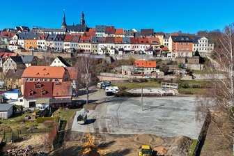 Geld von Filmfirma fließt in Mittelstadt-Parkplatz: Verlangt Waldenburg hier bald Parkgebühren? - Blick auf die neu gestaltete Fläche in der Mittelstadt von Waldenburg. Bürgermeister Jörg Götze schiebt eine Parkgebühren-Debatte an.