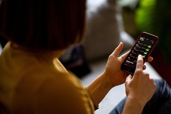 Geldanlage: Langfristig können Aktienfonds bis zu sieben Prozent Rendite bringen - Anleger müssen Kursschwankungen bei Aktien aushalten können.