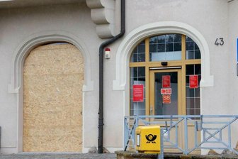 Geldautomat gesprengt - Täter flüchten mit Audi - Unbekannte haben am frühen Mittwochmorgen den Geltautomaten der Sparkassenfiliale an der Hauptstraße im Limbach-Oberfrohnaer Ortsteil Kändler gesprengt.