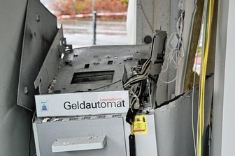 Geldautomat: Heiße Spur nach Holland? - Zerstörter Geldautomat an der Reichenbacher Straße: Die Sparkasse Vogtland spricht von 125.000 Euro Sachschaden. 