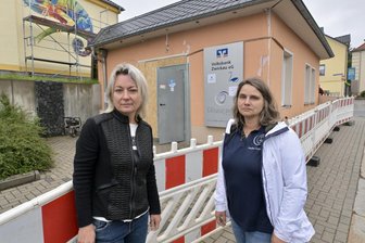 Geldautomat in Zwickau gesprengt: Unternehmerinnen kämpfen um wirtschaftliche Existenz - Doreen Minnerop und Nadine Schneider vor ihrem geschlossenen Geschäft. Es wurde zwei Wochen nach der Eröffnung durch die Sprengung eines Geldautomaten verwüstet.
