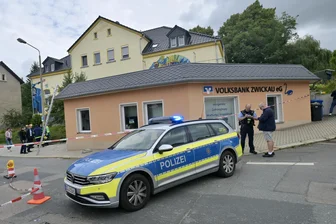 Geldautomat in Zwickau gesprengt: Zwei Tatverdächtige festgenommen – Polizei sucht dritten - In Planitz wurde Samstagmorgen ein Geldautomat gesprengt.