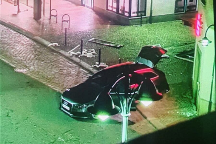 Geldautomaten in Wilsdruff gesprengt: Polizei sucht mit Video nach Tätern - Nach der Sprengung eines Geldautomaten am Morgen des 24. Aprils in Wilsdruff sucht die Polizei nach Zeugen.