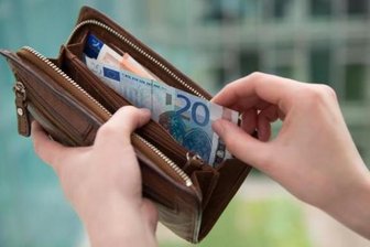 Geldbörse auf Autodach vergessen - ehrliche Finderin rettet Urlaub -