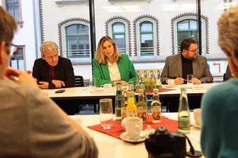 Geldnot in Zwickau: Stadtfest nur noch jedes zweite Jahr - Der Haushalt ist in Schieflage geraten: Rathaussprecher Mathias Merz, OB Constance Arndt und Finanzbürgermeister Sebastian Lasch (von links) verkünden auf einer Pressekonferenz den neuen Spardruck.