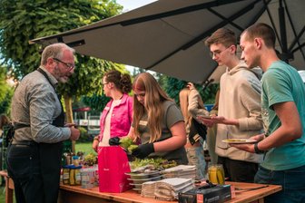 Geldregen aus Berlin: Auf was sich junge Vogtländer jetzt freuen können - Bei „Triff den Burger-Meister" wurden im September 2024 gemeinsam mit den Jugendlichen Burger gebrutzelt. Auch dies wurde über Aller Land finanziert.