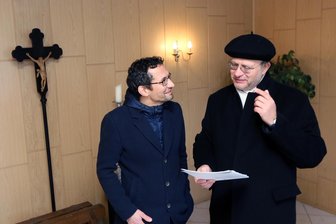 Geldregen für Friedhof in Dennheritz: Türen der Trauerhalle öffnen sich nach Sanierung nicht nur bei traurigen Anlässen - Sie sprechen über erste Nutzungsideen: Kirchenvorstand Andreas Hummel (links) und Pfarrer Ferry Suarez.