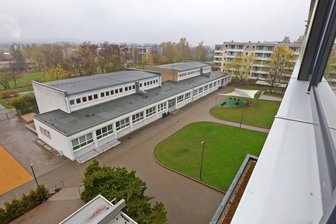 Geldregen für fünf Zwickauer Schulen: Wer besonders profitiert - Blick von der Fucik-Oberschule in Neuplanitz auf die Turnhalle, die saniert werden soll.