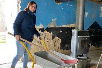Geldsegen in Arnsdorf bei Penig: Freizeitzentrum für Bewohner könnte nächstes Jahr eröffnen - Rosmarie Teichmann vom Feuerwehrverein Arnsdorf/Amerika packt mit an, um aus dem einstigen Jugendclub ein Freizeitzentrum zu machen.