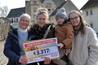 Geldsegen kommt in goldenen Umschlägen nach Mülsen - Gabriele Zscheckel (li.) ist eine der glücklichen Gewinner. Ihre Tochter Sandy Zscheckel-Haustein und die beiden Enkel Jo Haustein und Enny Lotta Haustein (v.li.) freuen sich mit ihr.