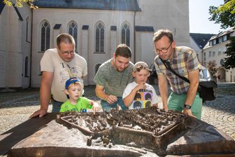 Geldspritze aus Berlin mit großer Wirkung: Viele kleine Dinge, die die Stadt Plauen in kurzer Zeit lebenswerter gemacht haben - Ein ZIZ-Projekt: Das Relief mit einer Stadtansicht von Plauen um 1500 auf dem Johanniskirchplatz.