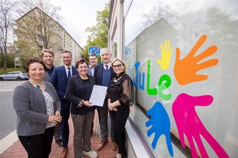 Geldspritze für soziale Projekte in Plauens Norden - Der sächsische Staatsminister für Regionalentwicklung, Thomas Schmidt (CDU/2. von rechts) war am Donnerstag in Plauen, um sich unter anderem über die Arbeit des Familienkompetenzzentrums „Jule“ (Junges Leben) zu informieren. Mit im Gepäck hatte er Geld für soziale Projekte.