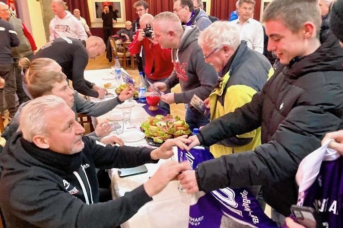 Geldstrafe: FCE-Fans sammeln für Verein - Zahlreiche Fans nutzten beim Stammtisch die Chance auf ein Autogrammvon Veilchencoach Pavel Dotchev. Auch eine Spendenbox machte die Runde.