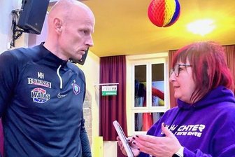 Geldstrafe: FCE-Fans sammeln für Verein - Ein angeregtes Gespräch führte die Oelsnitzer Romy Pirstadt mit Aues Sportgeschäftsführer und Ex-Veilchen Matthias Heidrich.