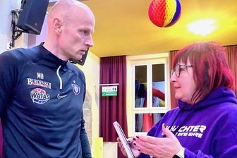Geldstrafe: FCE-Fans sammeln für Verein - Ein angeregtes Gespräch führte die Oelsnitzer Romy Pirstadt mit Aues Sportgeschäftsführer und Ex-Veilchen Matthias Heidrich.