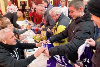 Geldstrafe: FCE-Fans sammeln für Verein - Zahlreiche Fans nutzten beim Stammtisch die Chance auf ein Autogramm von Veilchencoach Pavel Dotchev. Auch eine Spendenbox machte die Runde.