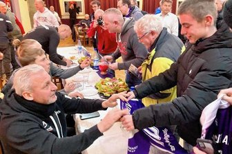 Geldstrafe: FCE-Fans sammeln in Oelsnitz für Verein - Zahlreiche Fans nutzten beim Stammtisch die Chance auf ein Autogramm von Veilchencoach Pavel Dotchev. Auch eine Spendenbox machte die Runde. 