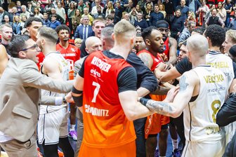 Geldstrafen und Sperre: Spielleiter reagiert auf Vorkommnisse nach Niederlage der Niners Chemnitz gegen Braunschweig - Nach dem Spiel der Niners gegen Braunschweig kam es an der Seitenlinie zu einem Handgemenge. Spieler der Chemnitzer hatten darüber aufgeregt, dass ein Braunschweiger noch einmal auf den Korb geworfen hatte, als sich alle scheinbar schon mit dem Endergebnis abgefunden hatten.