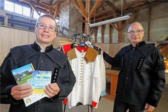 Gelebte Bergbautradition in Freiberg: Saxonia-Freiberg-Stiftung feiert Geburtstag mit einem Hoffest - Alexander Eisenblätter (r.) und Richard Thum laden zum Hoffest in die Saxonia-Freiberg-Stiftung ein.