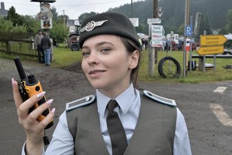 Gelebte Geschichte in Giegengrün: Junge Frau aus Franken sorgt in NVA-Uniform für Ordnung und Sicherheit - Mona Lisa Dickerson hat beim Traktortreffen in Giegengrün mitgeholfen.