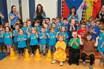 Gelebtes Europa ohne Grenzen: Klingenthaler Kita bietet Deutsch und Tschechisch unter einem Dach - Jungen und Mädchen des Kinderhauses „Sonnenschein“ führten am Dienstag zum zehnten Geburtstag ein kleines Programm auf.