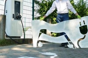 Gelenau schaltet in der Elektromobilität einen Gang hoch - Um die Einrichtung der neuen Schnellladesäulen in Gelenau kümmert sich Thomas Walther von der Firma Emobility-East. 