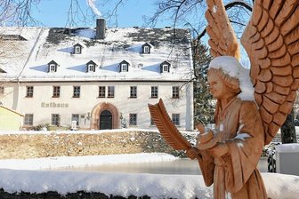 Gelenau setzt im neuen Jahr auf Sparsamkeit - Die winterliche Pracht sorgt am Gelenauer Rathaus für ein herrliches Bild, stellt aber zugleich eine Herausforderung im Hinblick auf die Energie dar, wie der qualmende Schornstein vermuten lässt.