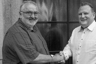 Gelenau trauert um ehemaligen Bürgermeister Reinhard Penzis - Der verstorbene ehemalige Bürgermeister Reinhard Penzis (links) im August 2015 bei der Übergabe der Rathausschlüssel an Knut Schreiter.
