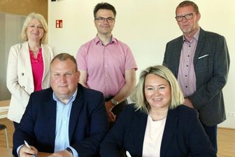 Gelenau treibt Breitbandausbau voran - Monika Kube (Wohnungsbaugenossenschaft Erzgebirge), Sebastian Haustein (Gelenau Wohnungsgesellschaft) und Ausbau-Planer Matthias Bacher (h. v. l.) sowie Telekom-Regionalmanagerin Conny Wiegand und Gelenaus Bürgermeister Knut Schreiter unterzeichneten die Erklärung.