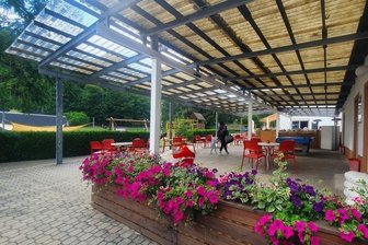 Gelenau will in seinem Freibad Strom erzeugen - Neben schönen Blumen soll der Sitzbereich des Gelenauer Freibades bald ein Dach mit PV-Modulen erhalten.