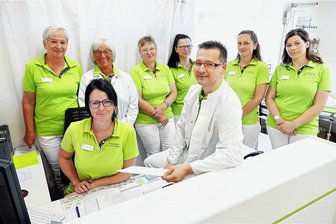Gelenauer Ärztin reicht mit 75 Jahren den Staffelstab weiter - Statt Marion Böhme leitet nun ihr Sohn Sebastian Böhme das Praxis-Team.