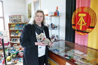 Gelenauer DDR-Museum ist bald Geschichte - Von den fast 20.000 Exponaten in ihrem DDR-Museum will Andrea Müller nur wenige behalten. So wie Struppi, der einst als Hund von Künstler Taddeus Punkt bekannt wurde.