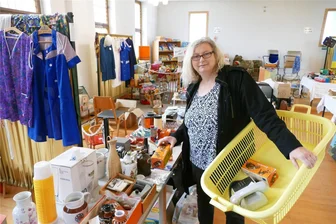 Gelenauer DDR-Museum verkauft seine letzten Schätze - In Körben hat Andrea Müller viele DDR-Produkte aus ihren Lagerräumen ins ehemalige Museum gebracht.
