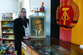 Gelenauer DDR-Museum zum letzten Mal geöffnet - Weil sie ihr Museum schließt, kann Andrea Müller das Erich-Honecker-Bild bald für immer von der Wand abnehmen.