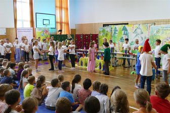 Gelenauer Grundschüler eröffnen Schuljahr mit märchenhaftem Musical - Als die Drittklässler ihr Erzgebirgsmusical aufführten, verwandelte sich die Turnhalle der Gelenauer Grundschule in einen großen Veranstaltungssaal.