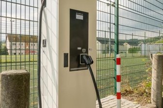 Gelenauer Haushalt: So verlief das Halbjahr - Eine der vier neuen Schnellladesäulen steht in der Nähe des Volkshauses.