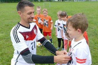 Gelenauer Kinder jubeln mit dem Europameister - Von Daniel Fritzsche, der in der Kita "Kunterbunt" als Hausmeister arbeitet, gab es am Ende die Teilnehmer-Medaillen. 