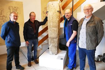 Gelenauer Postmeilensäule endlich in richtiger Position - Magazinmeister Volker Schriever, Restaurator Lars Ehrhardt, Museumsleiter Robby Schubert und Hobby-Forscher Rolf Schmalfuß (von links) haben geholfen, die Postmeilensäule an ihren neuen Platz zu bringen.