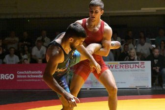Gelenauer Regionalliga-Ringer gewinnen Gipfeltreffen in Werdau - Gegen den Werdauer Zoltan Mizsei (rotes Trikot) sah Hassan Ismail schon wie der sichere Verlierer aus, doch dann nutzte der RSK-Athlet einen Konter zum Schultersieg.