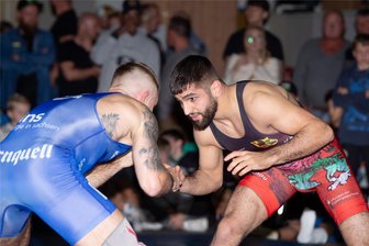 Gelenauer Ringer sichern sich in Leipzig die Herbstmeisterschaft - Hassan Ismail (r.), hier gegen Pausas Eryk Maj, steuerte mit seinem Punktsieg zwei Zähler zum Gelenauer Erfolg bei.