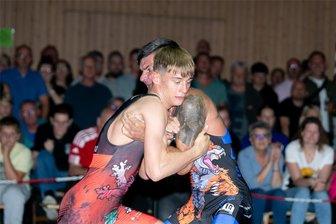 Gelenauer Ringer starten mit Kantersieg in die neue Regionalliga-Saison - Niklas Nimtz (links), hier im Vorjahresduell gegen Daniel Franke vom RV Thalheim, legte in Artern ein starkes Comeback hin.