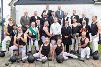 Gelenauer Ringer trauern um langjährigen Trainer und Kämpfer - Als die Gelenauer 2023 ein historisches Foto nachstellten, stach Wilfried Richter mit seinem grünen Gewand heraus.