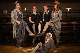 Gelenauer Strumpfmuseum wird für ein Wochenende zur „Flaniermeile“ - Geben am Wochenende Einblick in Strumpfmode aus vergangener Zeit: Shira, Elli, Elena, Simona (v. l.) und Greta (vorn) vom Modespektakel Vetos Civitas.