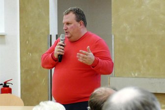 Gelenaus Bürgermeister öffnet Tür für Windkraft - Während der Einwohnerversammlung im Volkshaus machte Gelenaus Bürgermeister Knut Schreiter deutlich, dass das Thema Windkraft kein Tabu sein sollte.