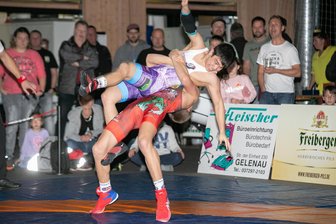 Gelenaus und Aues Ringer liefern einen Erzgebirgskrimi bis zum Ende - Es ging für Gelenaus Ringer im Regionalliga-Erzgebirgsderby fantastisch los: Mark Wagner besiegte Anatolie Tincu vom FCE Aue und schaffte gleich zu Beginn diesen perfekten Überwurf. Die Gastgeber haben dem Spitzenreiter alles abverlangt, bei je fünf Einzelsiegen blieb der aber am Ende dennoch hauchdünn erfolgreich.